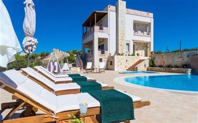 relaxation-in-this-villa-in-chania-for-sale-7