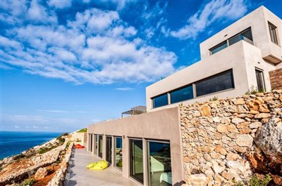 bedrooms-terrace-luxury-seafront-villa-crete-
