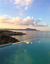 infinity-pool-luxury-seafront-villa-crete