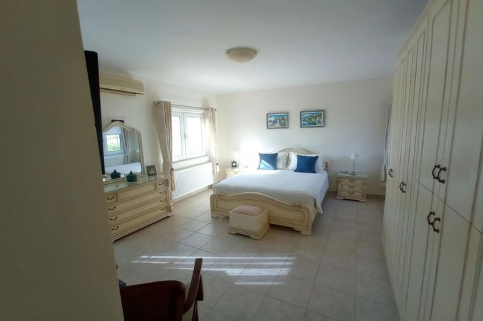 Image No.17-4 Bed House for sale