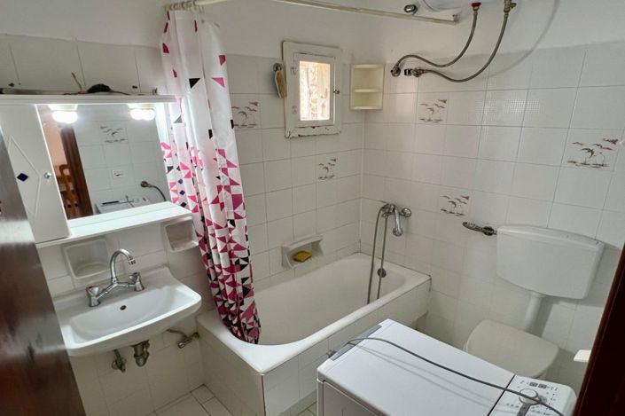 Image No.18-7 Bed House for sale