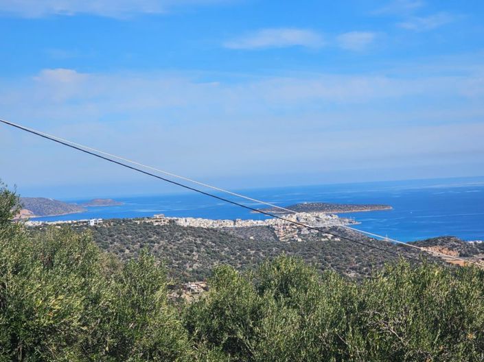 Agios Nikolaos, Plot