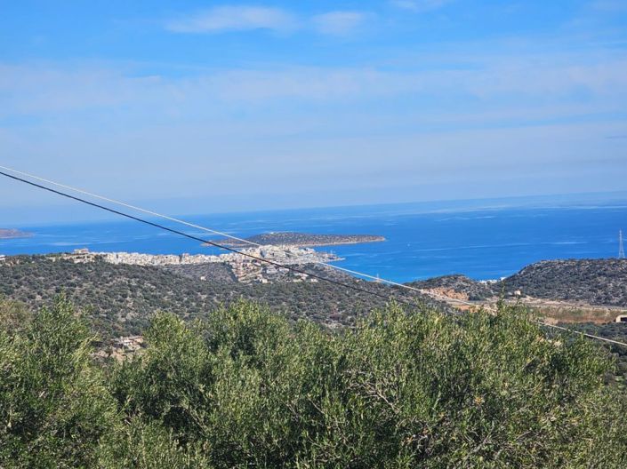 Agios Nikolaos, Plot