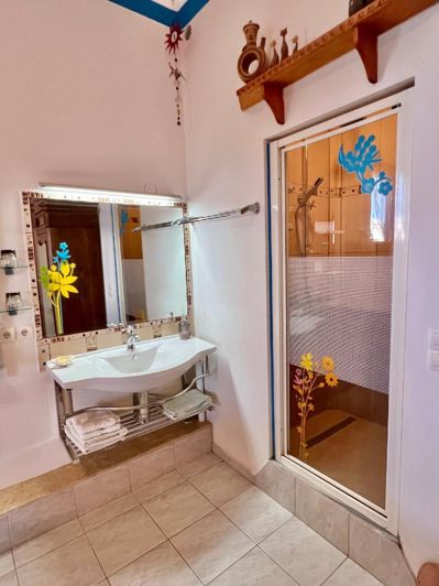 Image No.8-6 Bed House for sale