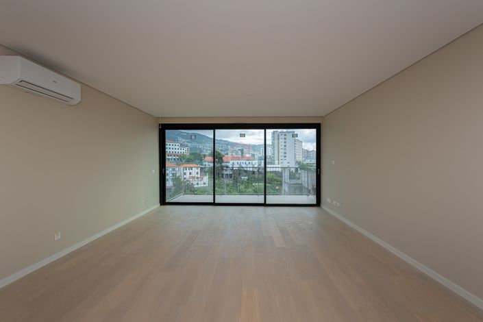 Image No.10-3 Bed Apartment for sale