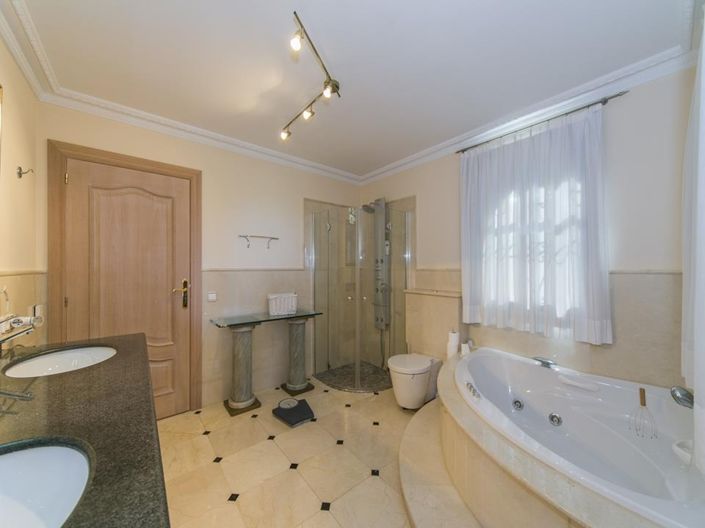 Image No.39-5 Bed Villa for sale