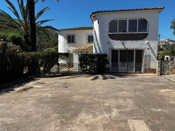 rustic-detached-house-for-sale-walking-distan