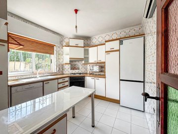 rustic-detached-house-for-sale-walking-distan