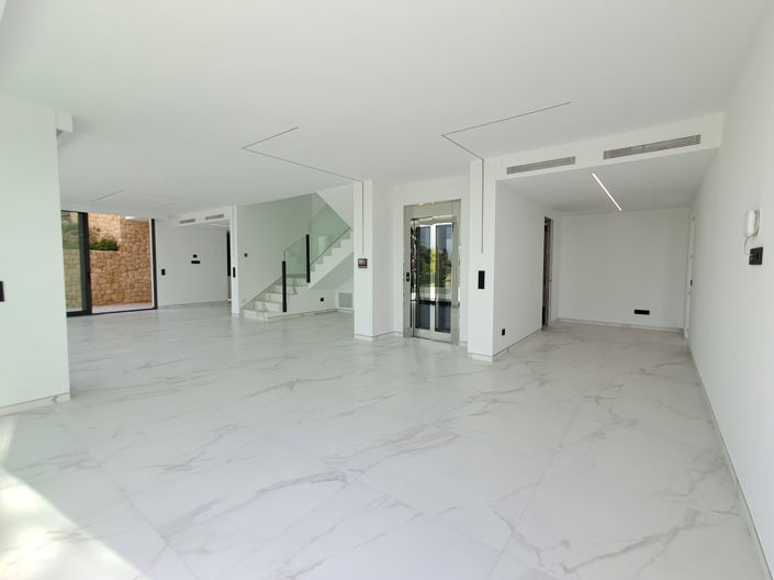 Image No.2-5 Bed Villa for sale