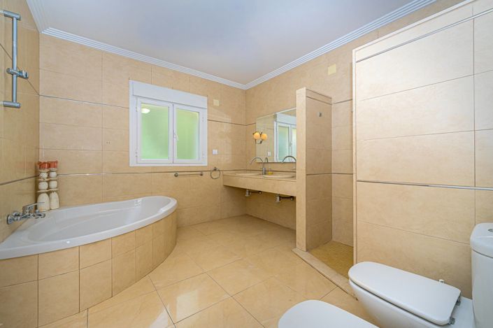 Image No.15-5 Bed Villa for sale