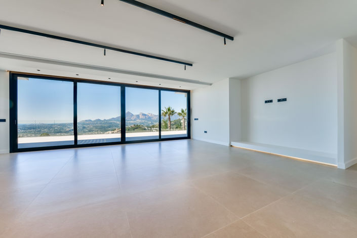 Image No.3-4 Bed Villa for sale