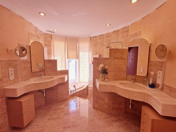 Image No.46-5 Bed Villa for sale