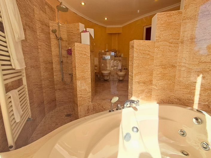 Image No.48-5 Bed Villa for sale