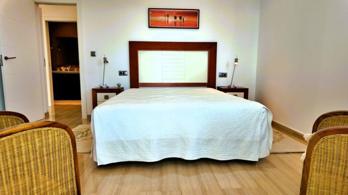 Image No.17-8 Bed Villa for sale