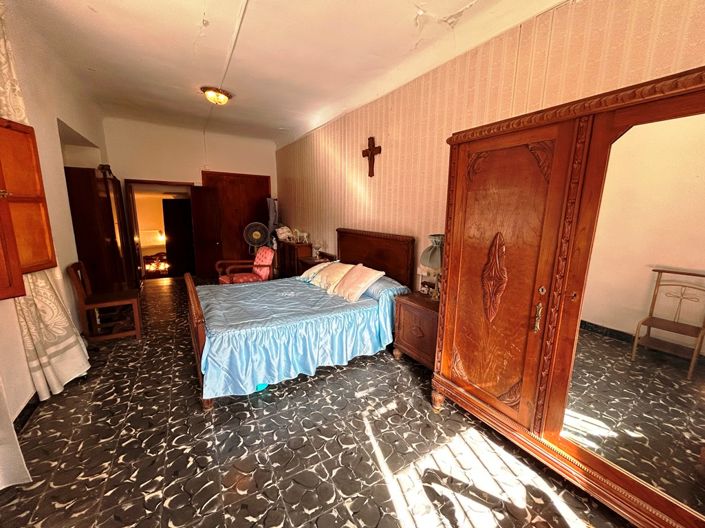 Image No.27-4 Bed Townhouse for sale