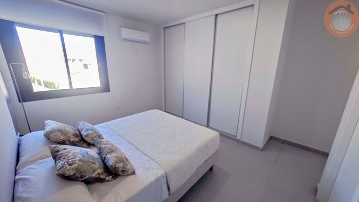 Image No.15-3 Bed Townhouse for sale