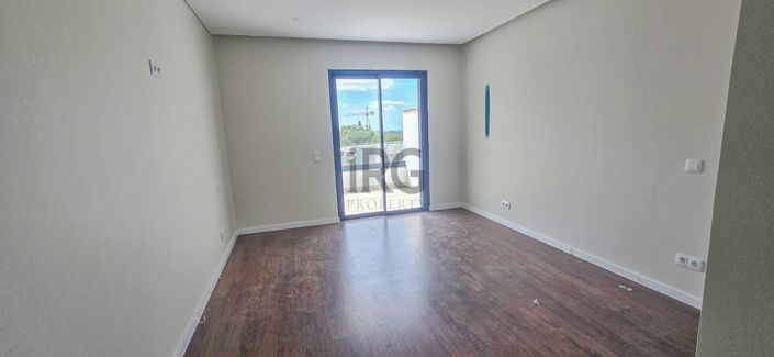 Image No.19-3 Bed Apartment for sale