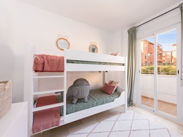 Guest bedroom  (2)