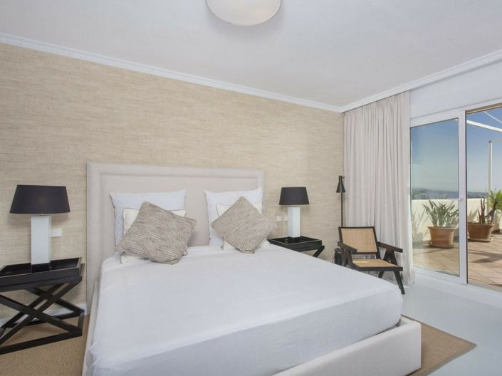 Image No.11-3 Bed Property for sale