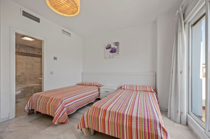 Image No.20-3 Bed Townhouse for sale