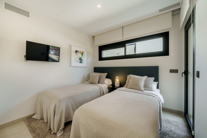 Image No.12-5 Bed Semi-Detached for sale