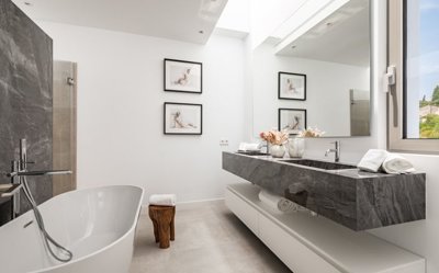 16 - Master bathroom