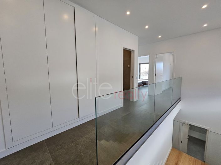 Image No.10-3 Bed House for sale