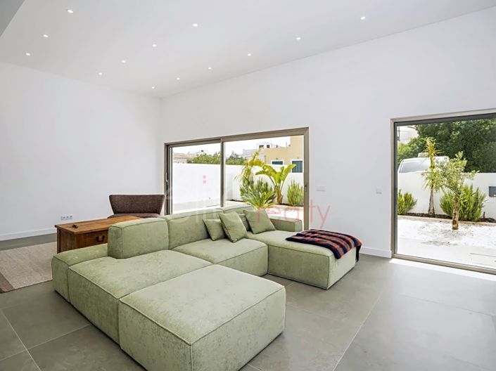Image No.6-3 Bed House for sale
