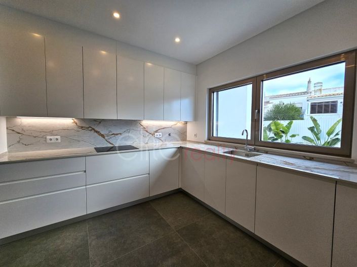 Image No.8-3 Bed House for sale