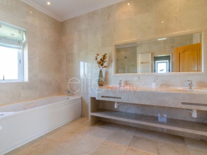 Image No.18-5 Bed House for sale