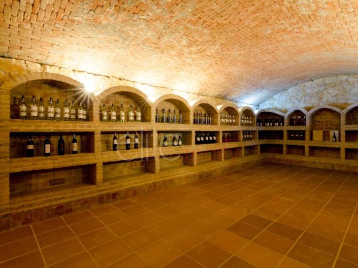 Image No.6-5 Bed House for sale