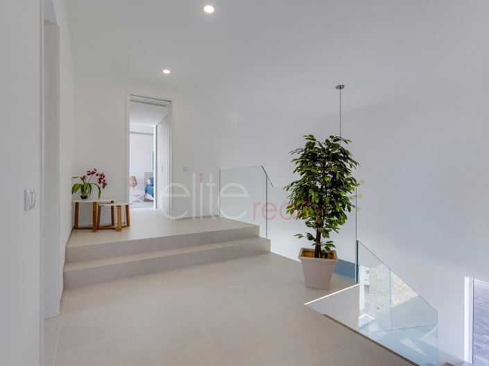 Image No.18-4 Bed House for sale