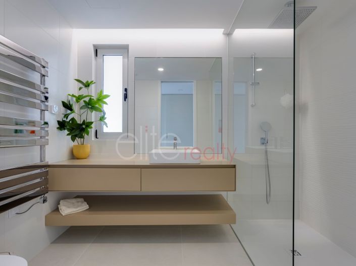 Image No.24-4 Bed House for sale