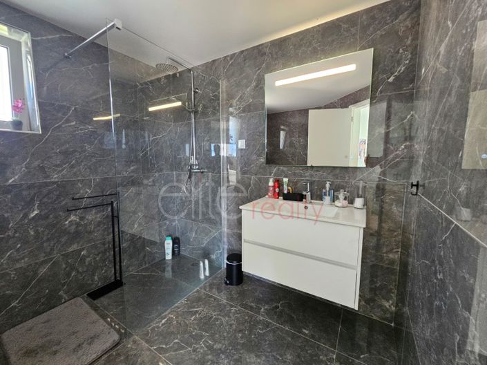 Image No.17-4 Bed House for sale