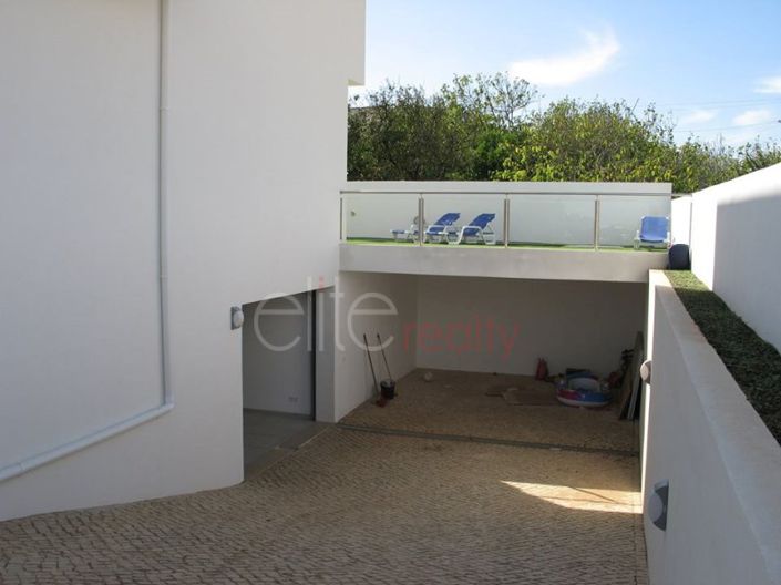 Image No.11-3 Bed House for sale