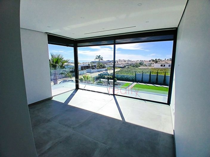 Image No.10-4 Bed House for sale