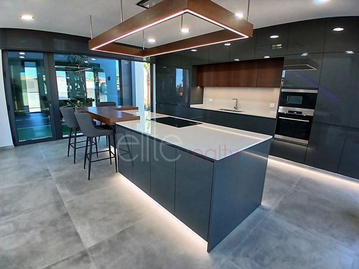 Image No.8-4 Bed House for sale