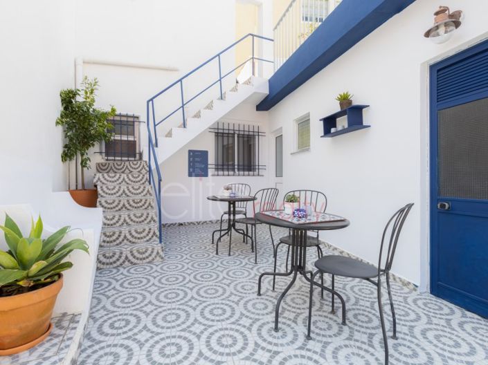 Image No.2-8 Bed House for sale