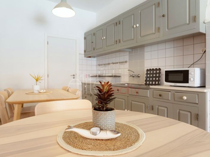 Image No.5-8 Bed House for sale