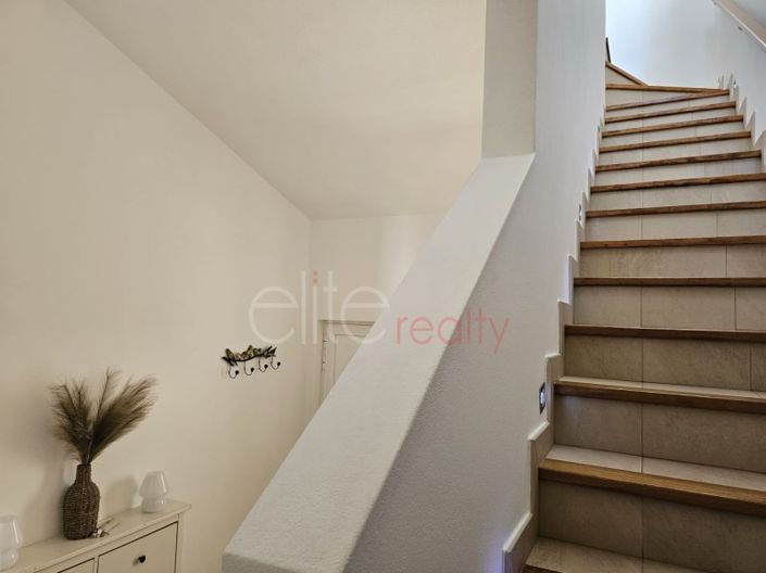 Image No.12-2 Bed House for sale