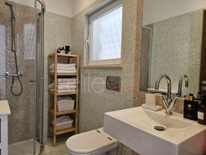 Image No.15-2 Bed House for sale