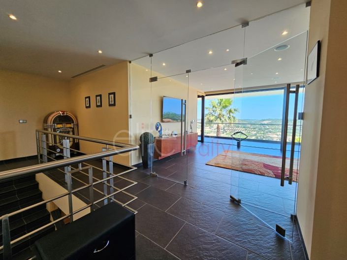 Image No.5-2 Bed House for sale
