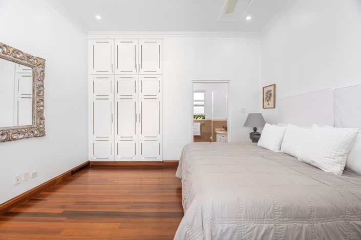 Image No.18-5 Bed Property for sale