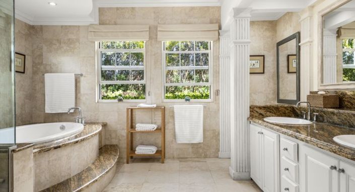 Image No.12-6 Bed Property for sale