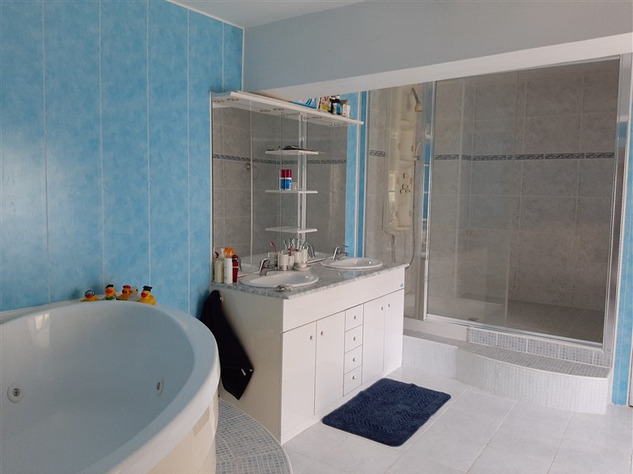 Image No.21-9 Bed Chateaux for sale