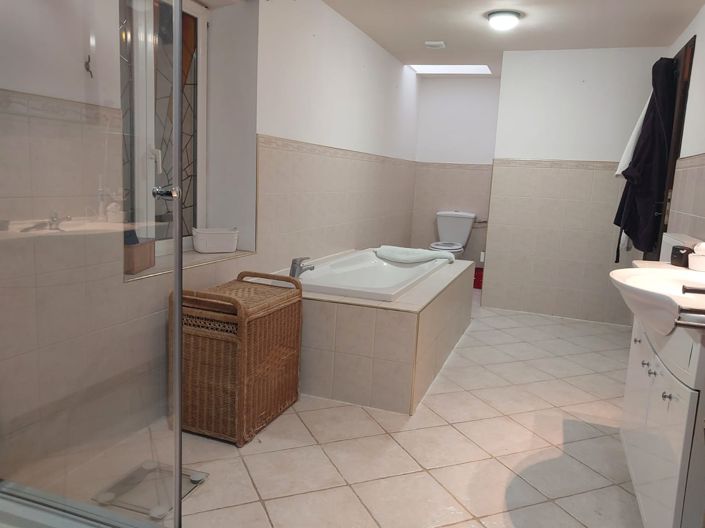 Image No.25-6 Bed Property for sale