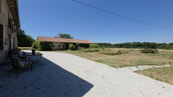 Image No.33-Propriété de 9 chambres à vendre à Alloue