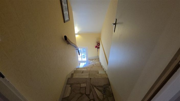 Image No.19-6 Bed Property for sale