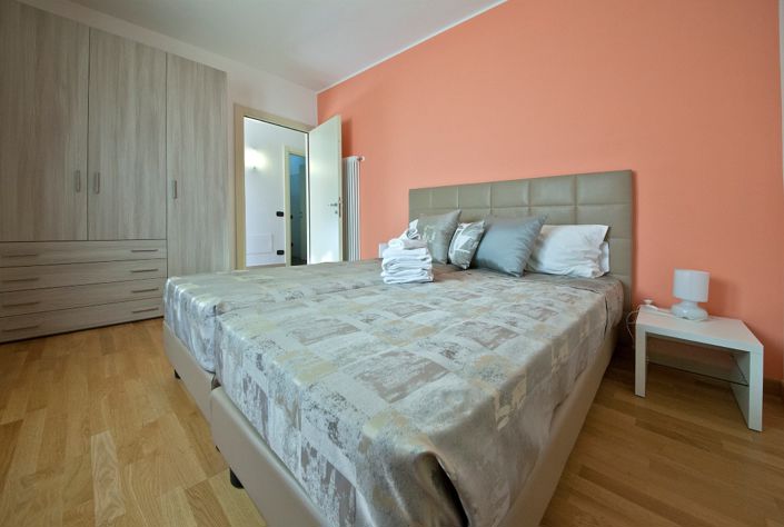 Image No.9-5 Bed Semi-Detached for sale