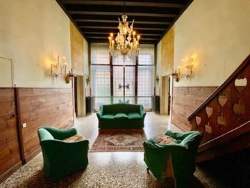 4652-venice-sitting-room-2